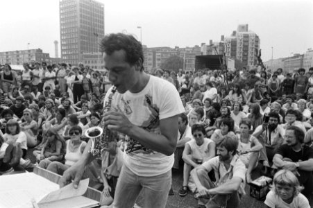 Musicus met kleine saxofoon tijdens de manifestatie, Bestanddeelnr 931-6280