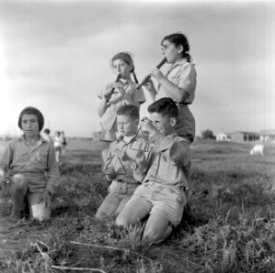 Musicerende leden van het kinderorkest van het kinderdorp Ben Shemen, Bestanddeelnr 255-0492