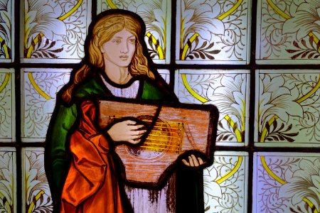 Musician with dulcimer, by William Morris, designed c. 1868, glass, view 1 - Hessisches Landesmuseum Darmstadt - Darmstadt, Germany - DSC01057