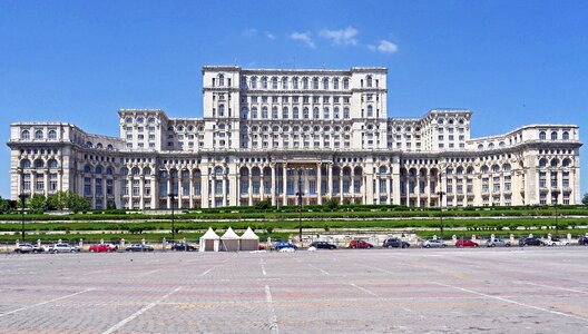 Totalitarian huge capital