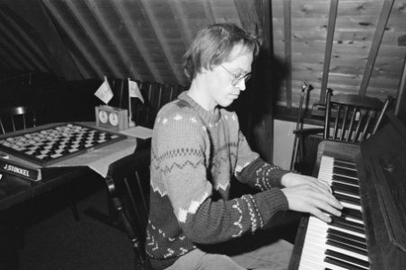 NK dammen in Abcoude Jannes van der Wal speelt even piano, Bestanddeelnr 933-2835