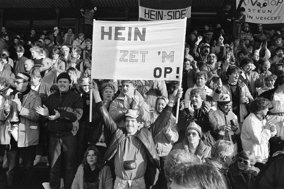 NK schaatsen in Alkmaar, fans van Hein Vergeer op de tribune, Bestanddeelnr 933-2242