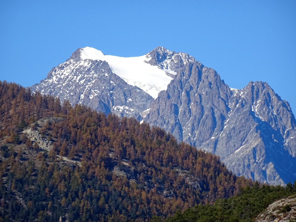 Le Mont Pelvoux, vu au zoom, comme sorti de nulle part 