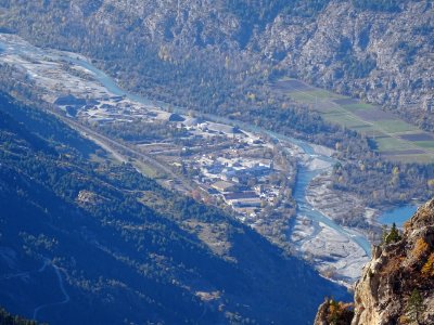 Depuis la crête des Queyrelets, vue sur l'usine de la Roch… 