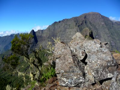 Rocher sur l'arête, Le Piton Fleurs Jaunes et le Grand Bén… 