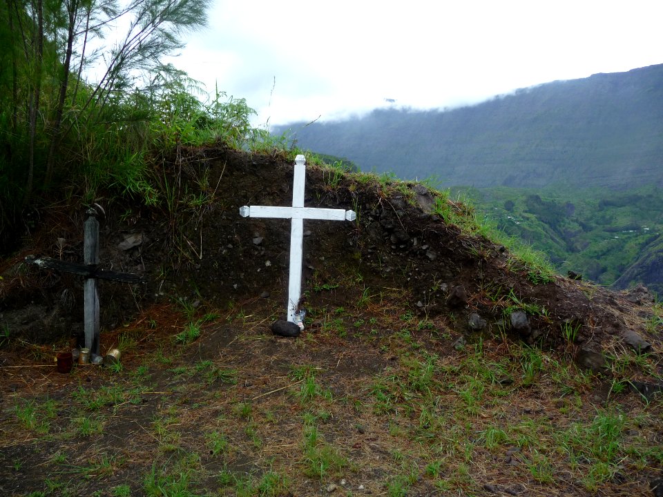Deux croix au petit col 