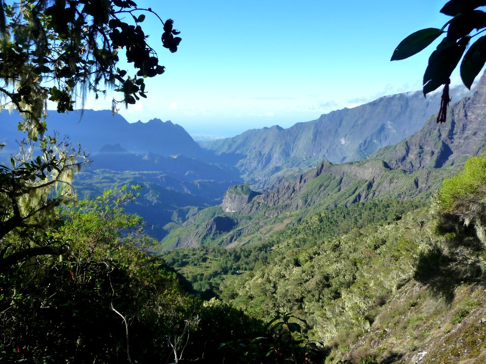 Cirque de Cilaos, vue au loin vers la ville de Saint Pierr… 