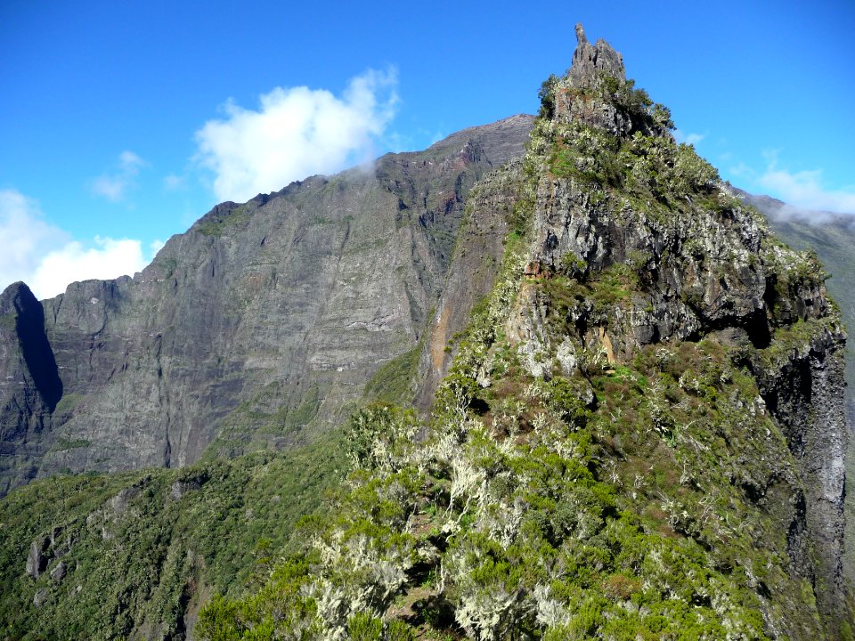 Arête des Trois Salazes dans le ciel bleu, versant cirque … 