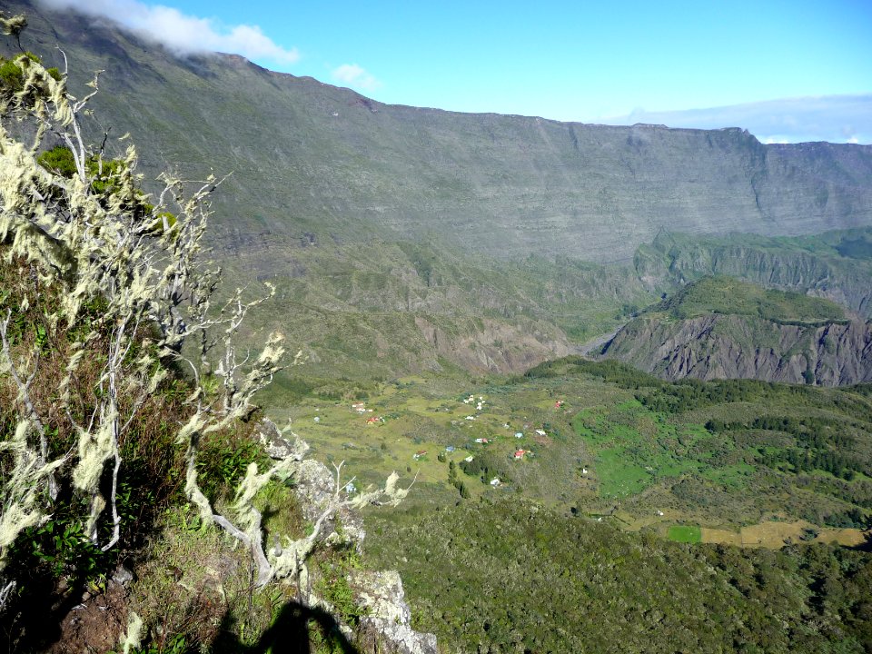 Dans le cirque de Mafate, vue sur Marla et le rempart du G… 