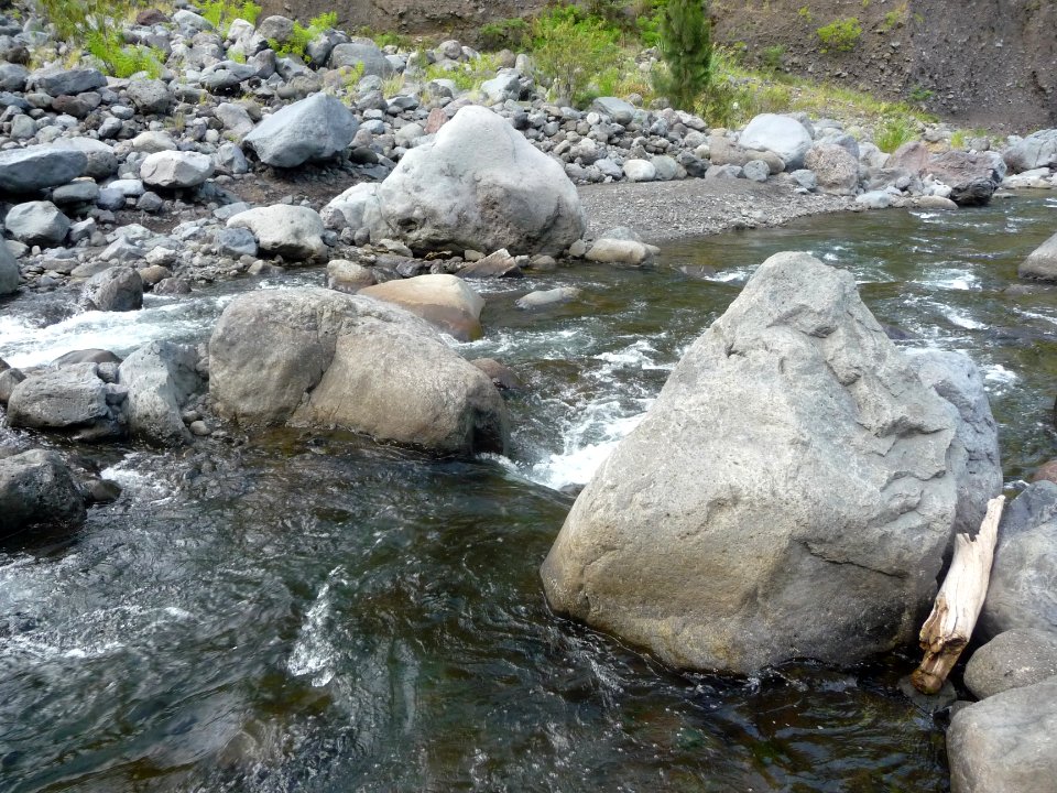 Traversée à gué de la Rivière des Galets 