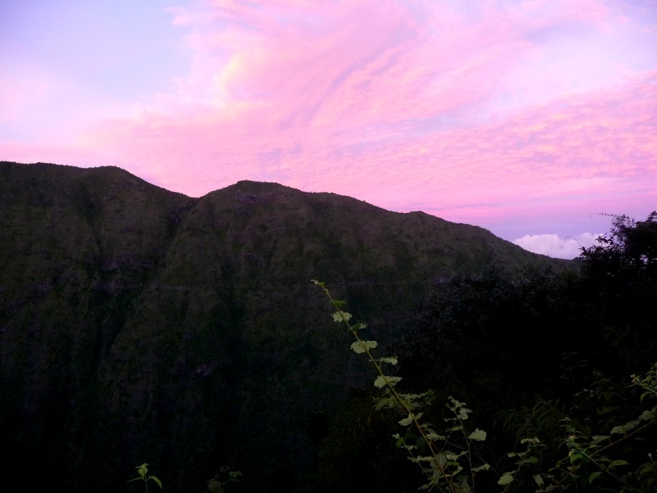 Ciel rose au-dessus de la crête 