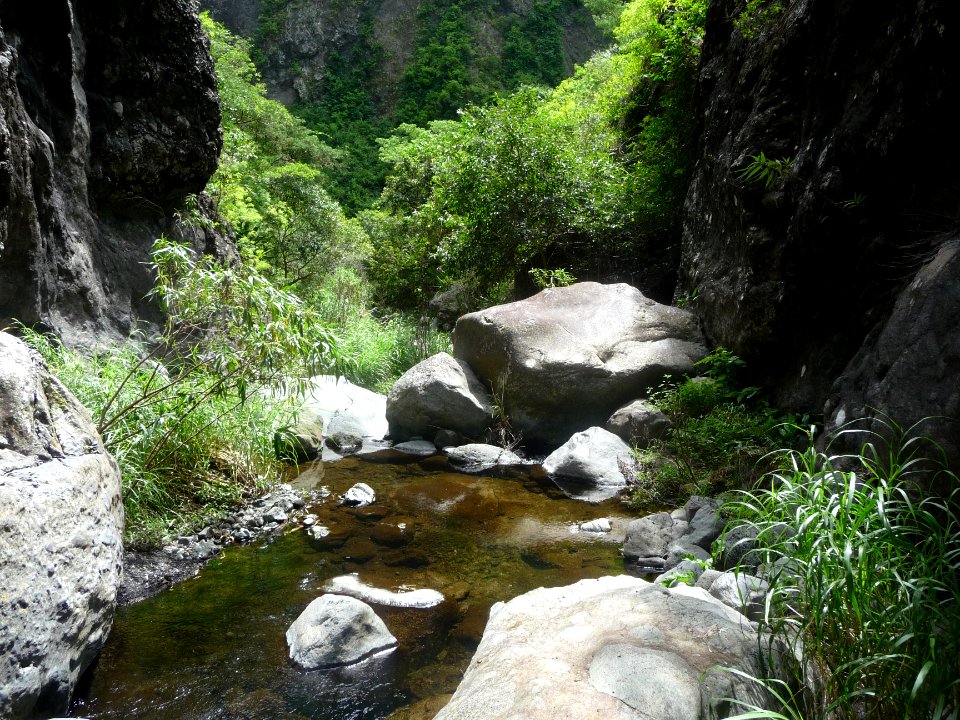 La trace descend toujours et encore entre les rochers, le … 