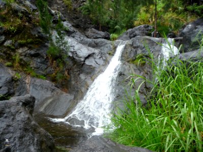 Une belle cascade qui glisse sur la roche comme sur un tob… 