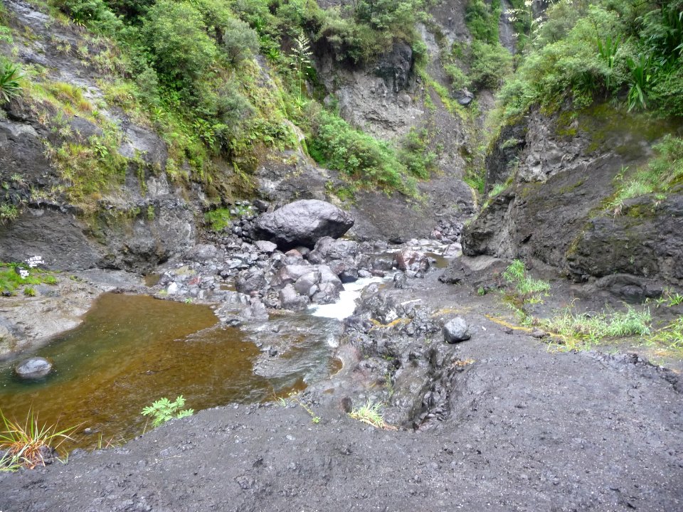 Traversée à gué de la Rivière des Galets 