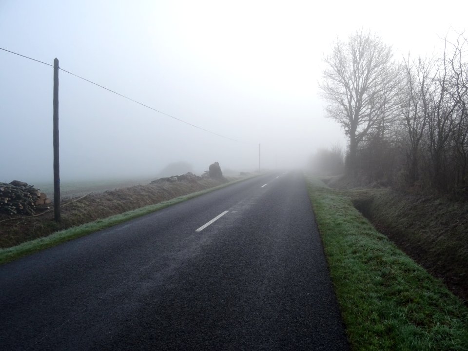 La route semble plonger dans le brouillard 