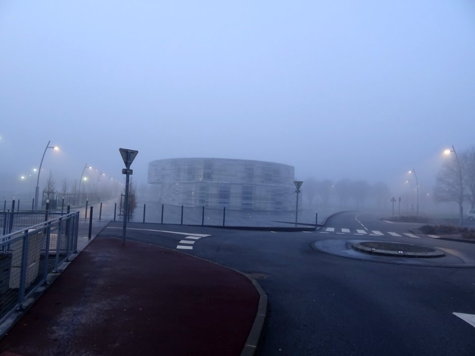La médiathèque dans le brouillard, La Ferté-Bernard, Sarth… 