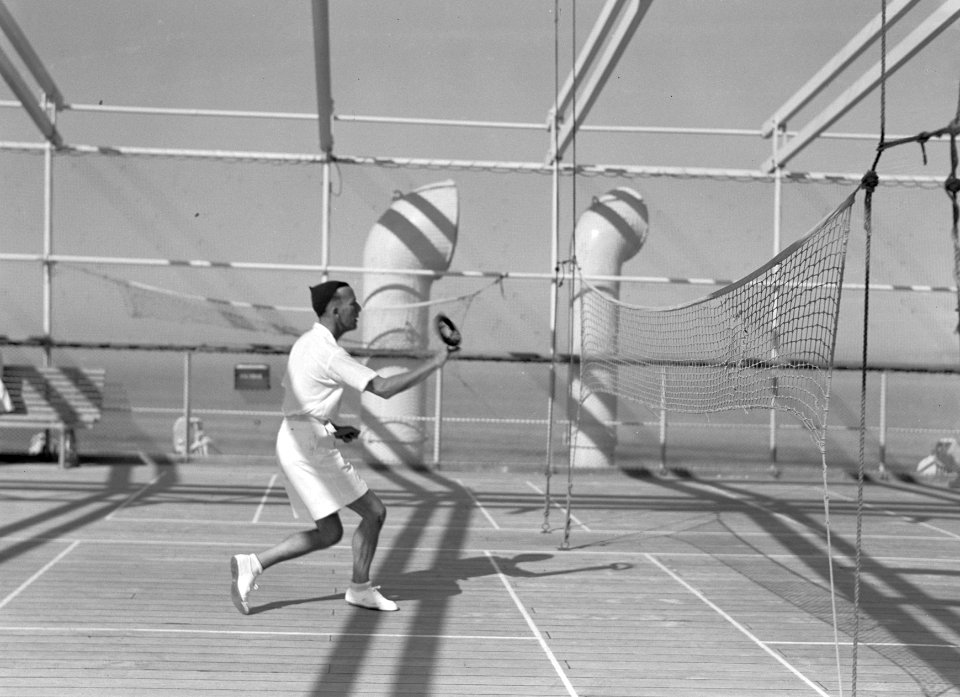 Noël Coward aan het tennissen op het dek, Bestanddeelnr 191-0173