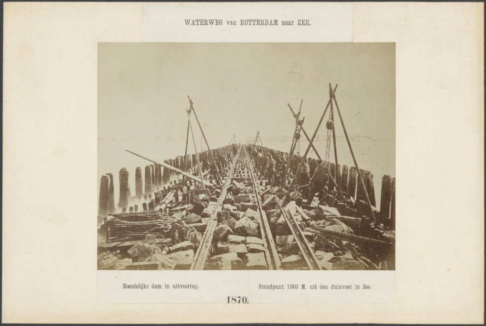 Noordelijke dam in uitvoering. Standpunt 1000 M uit de duinvoet in zee, Bestanddeelnr 501