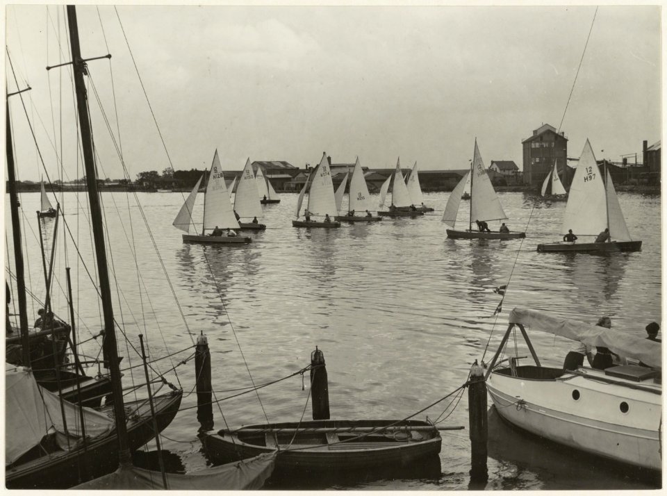 Noorder Buiten Spaarne nabij de jachthaven van de H.Z.V. waar op zeilwedstrijden worden gehouden. NL-HlmNHA 54010687