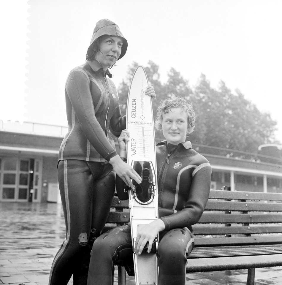 Noordeuropese kampioenschappen waterski, (l) Nelleke Bouwman en Nelie de Geus (r, Bestanddeelnr 916-7865