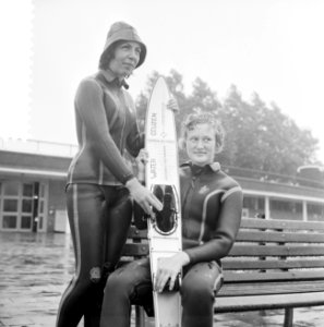 Noordeuropese kampioenschappen waterski, (l) Nelleke Bouwman en Nelie de Geus (r, Bestanddeelnr 916-7865