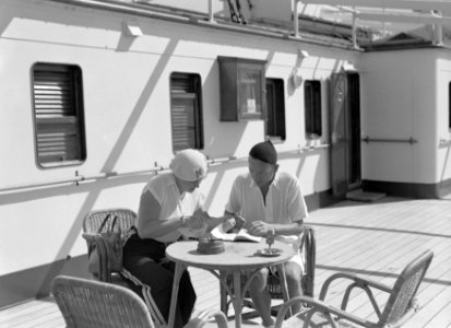 Noël Coward geeft een autogram aan Nell Langlais, de vrouw van van de Poll, Bestanddeelnr 191-0169 photo