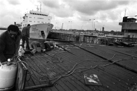 Noordersluis in IJmuiden beschadigd door aanvaring schip Buriaidah, Bestanddeelnr 929-9195