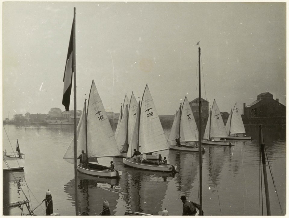 Noorder Buiten Spaarne nabij de jachthaven van de H.Z.V. waar op zeilwedstrijden worden gehouden. NL-HlmNHA 54010688