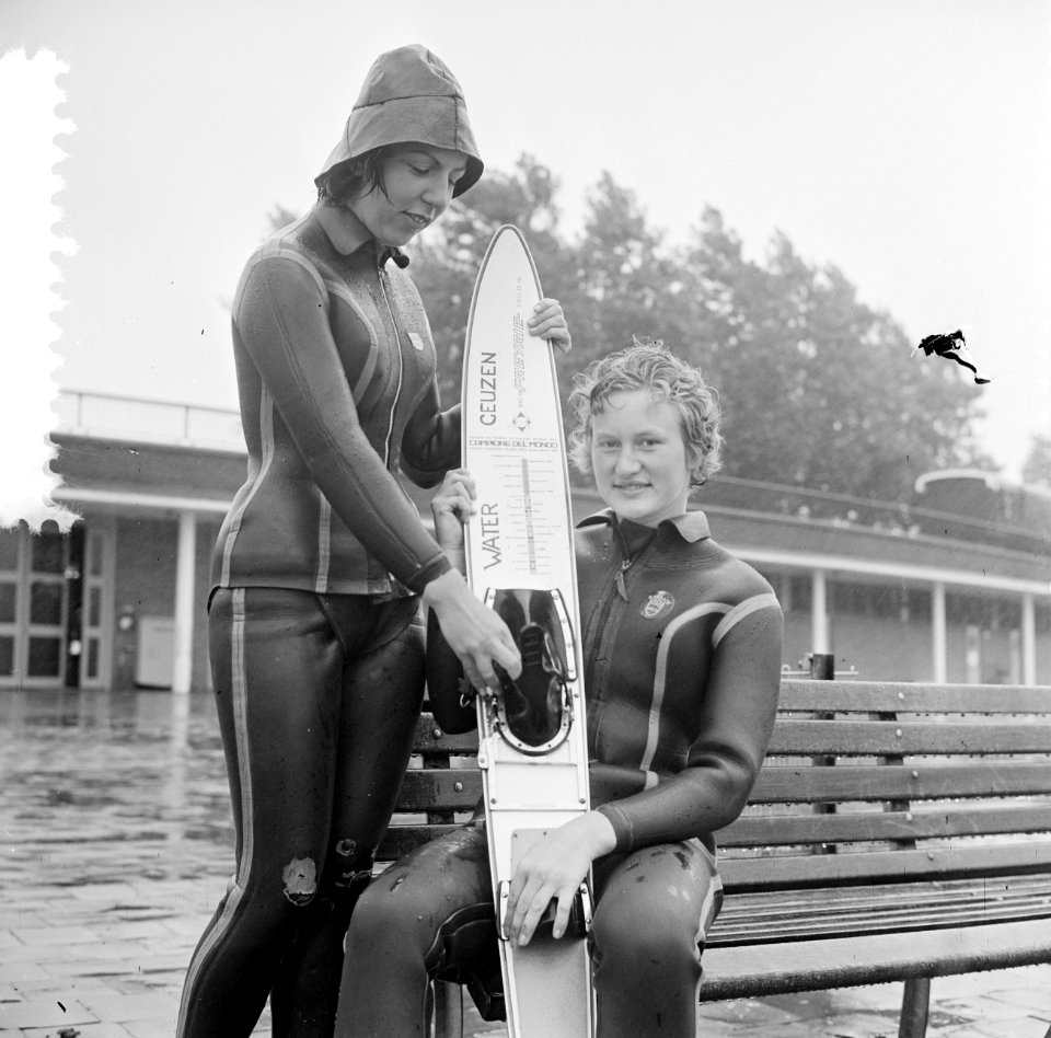 Noordeuropese kampioenschappen waterski, (l) Nelleke Bouwman en Nelie de Geus (r, Bestanddeelnr 916-7866