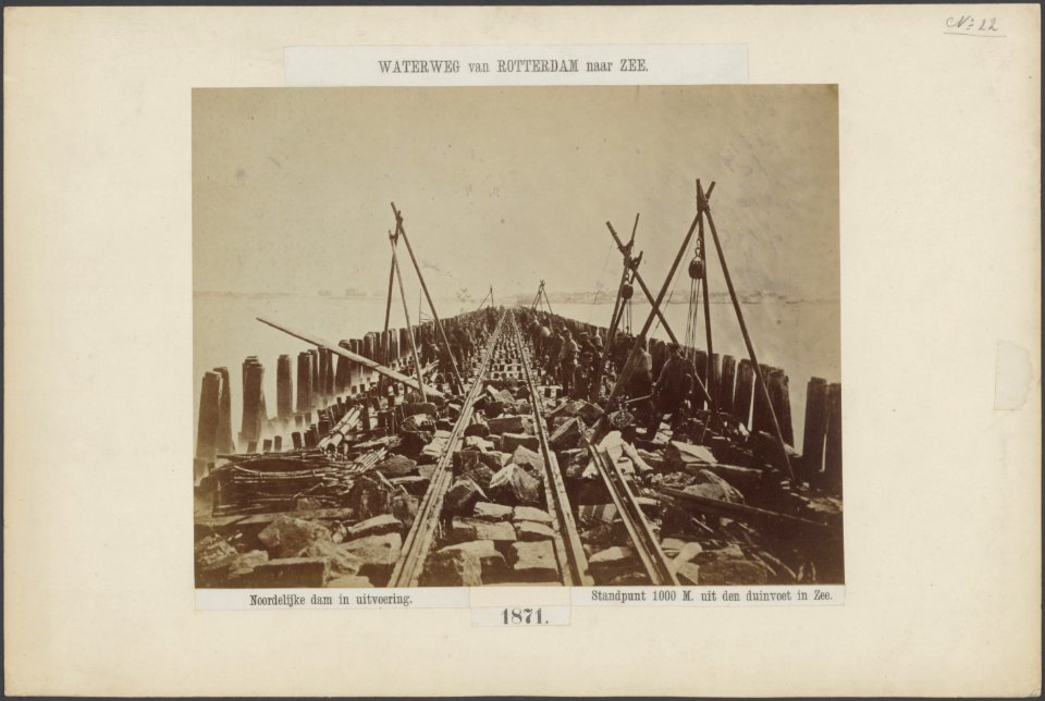 Noordelijke dam in uitvoering. Standpunt 1000 M uit de duinvoet in zee, Bestanddeelnr 164