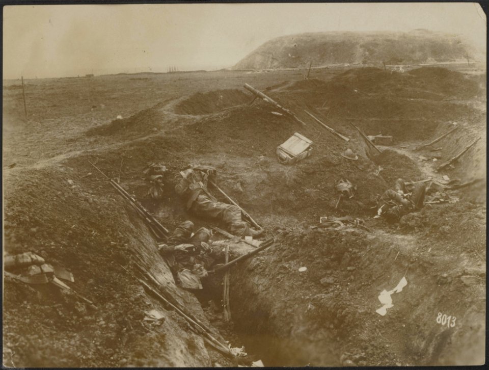 Noord Frankrijk. Loopgraaf met gesneuvelde Engelse soldaten, Bestanddeelnr 158-2383