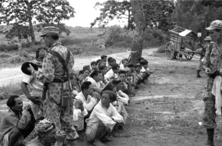 Noord Sumatra. De op een patrouilletocht aangetroffen bevolking wordt door de Ve, Bestanddeelnr 3636