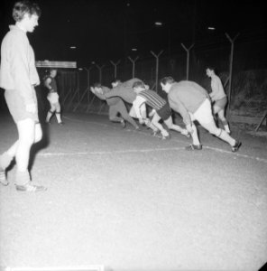 Noord Ierse elftal traint in Feyenoordstadion, Jimmy Crossan (streep shirt) tijd, Bestanddeelnr 917-6204