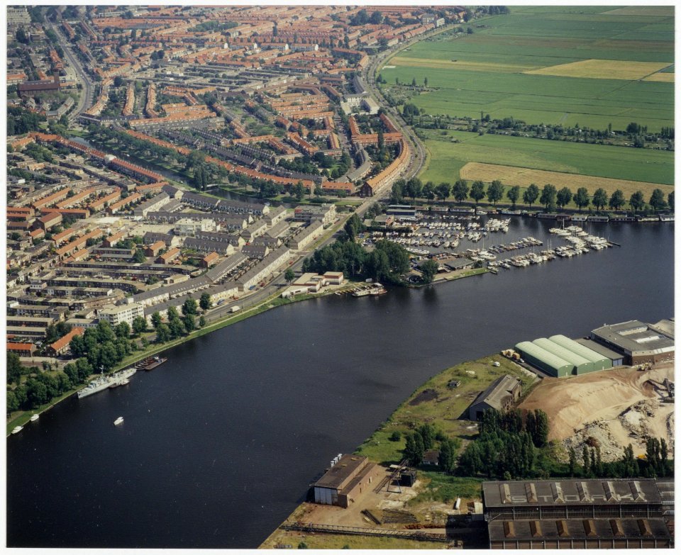 Noorder Buiten Spaarne met jachthaven aan de Spaarndammerweg. Links de Indische Buurt en naar boven toe het Vondelkwartier. NL-HlmNHA 54035206