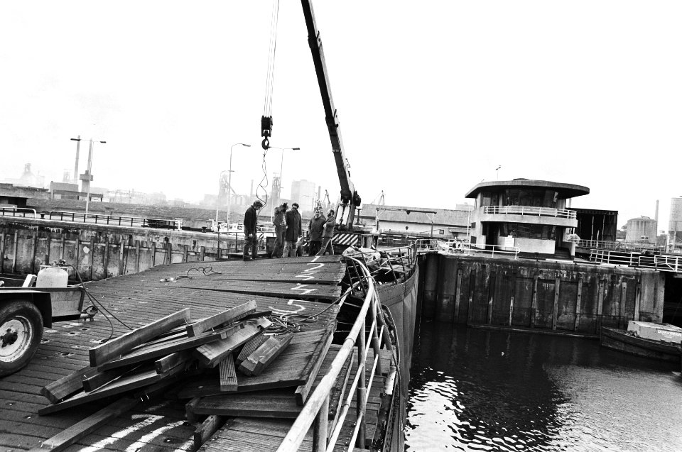 Noordersluis in IJmuiden beschadigd door aanvaring schip Buriaidah, Bestanddeelnr 929-9196