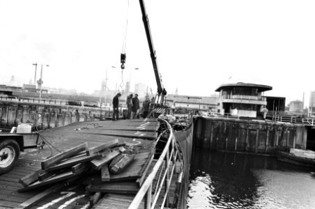 Noordersluis in IJmuiden beschadigd door aanvaring schip Buriaidah, Bestanddeelnr 929-9196