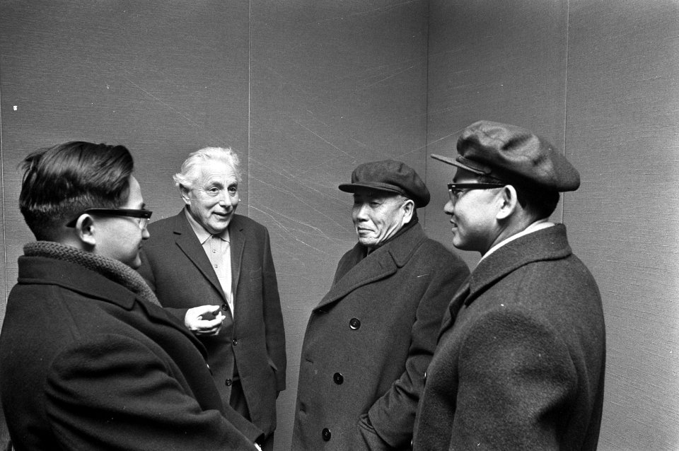 Noord Koreaanse regeringsdelegatie arriveert op Schiphol v.l.n.r. tolk, Paul de , Bestanddeelnr 925-1916