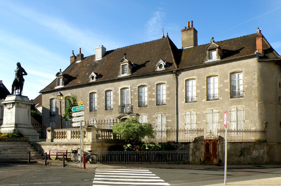 Nolay Place Carnot 4