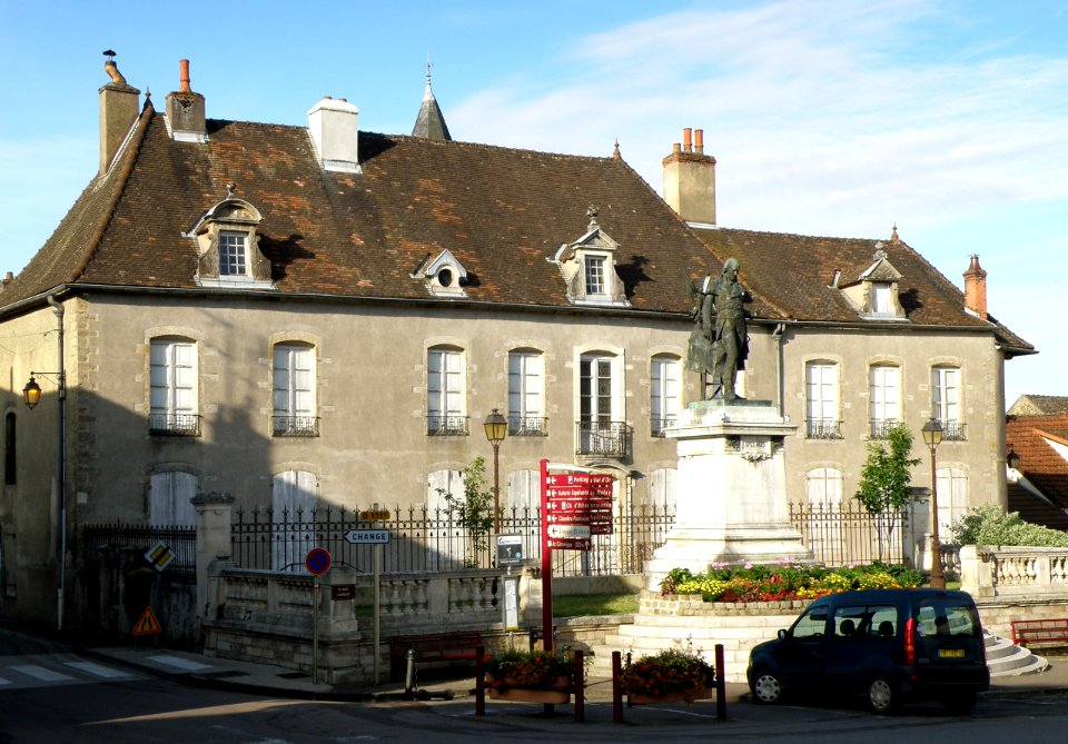Nolay Place Carnot 5