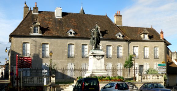 Nolay Place Carnot 2