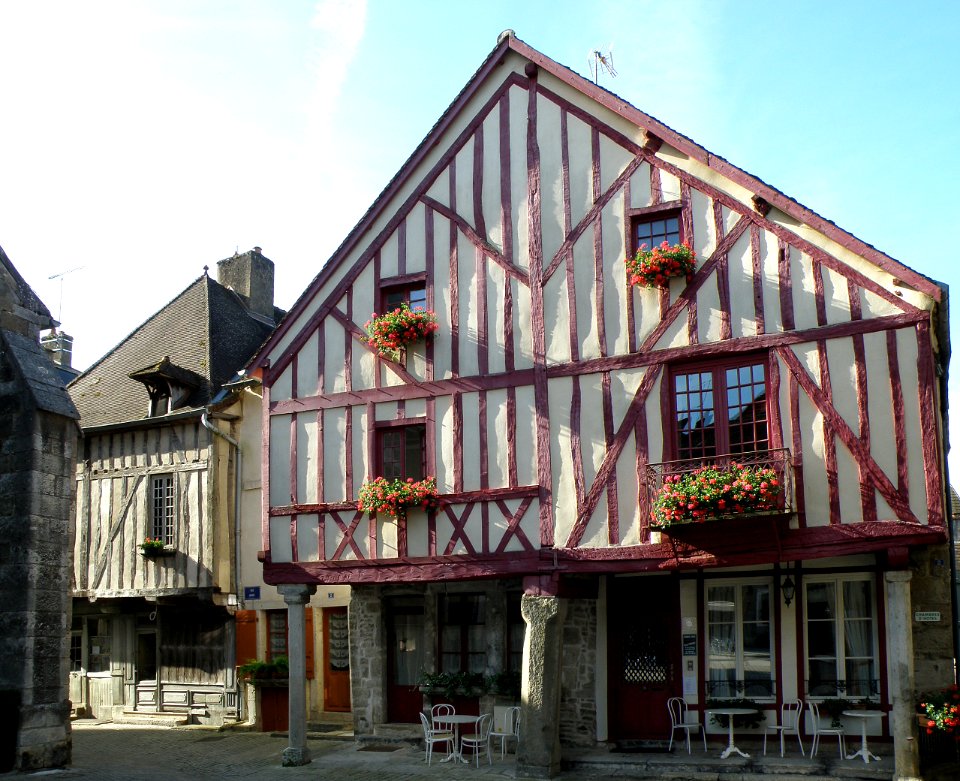 Nolay Place Monge 2