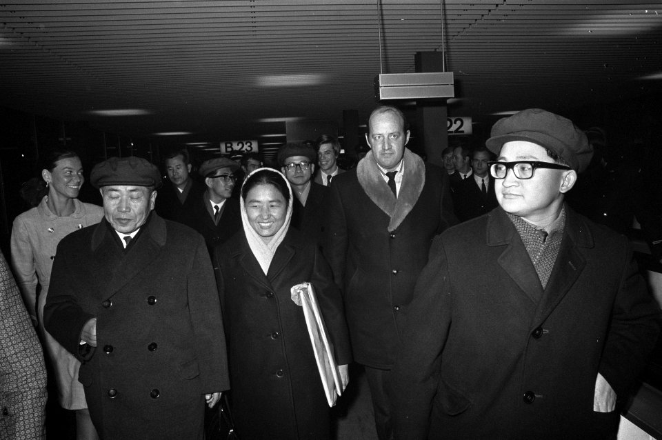 Noord Koreaanse regeringsdelegatie arriveert op Schiphol Kim don Kyondel (leider, Bestanddeelnr 925-1915