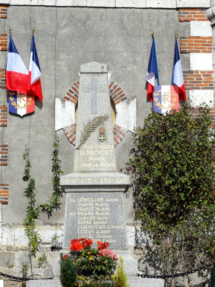 Nointot (Seine-Mar.) monument aux morts
