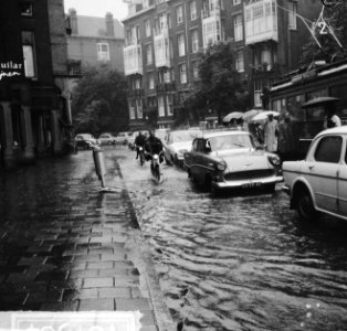 Noodweer in Amsterdam, straten onder water, autos door water, Bestanddeelnr 918-1384