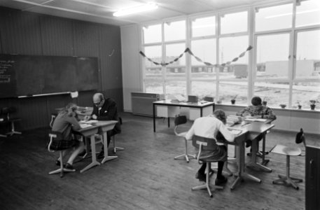 Noodschool in Bijlmermeer meester en drie leerlingen, Bestanddeelnr 921-9958
