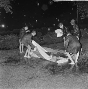 Noodweer op de Groene Kruisweg te Rotterdam, dit bleef over van een tent op een , Bestanddeelnr 916-6547
