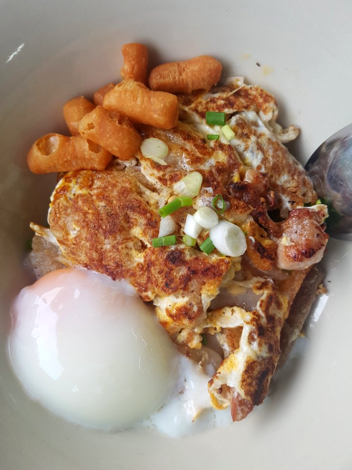 Noodles stir-fried with chicken - Bangkok - 2017-07-21 (001)