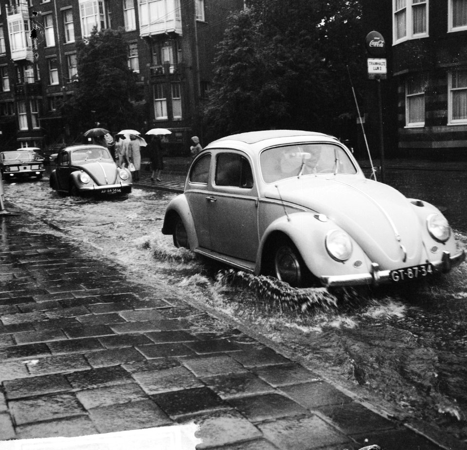 Noodweer in Amsterdam, straten onder water, autos door water, Bestanddeelnr 918-1385