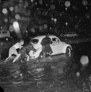 Noodweer op de Groene Kruisweg te Rotterdam op sommige plaatsen meer dan een hal, Bestanddeelnr 916-6545
