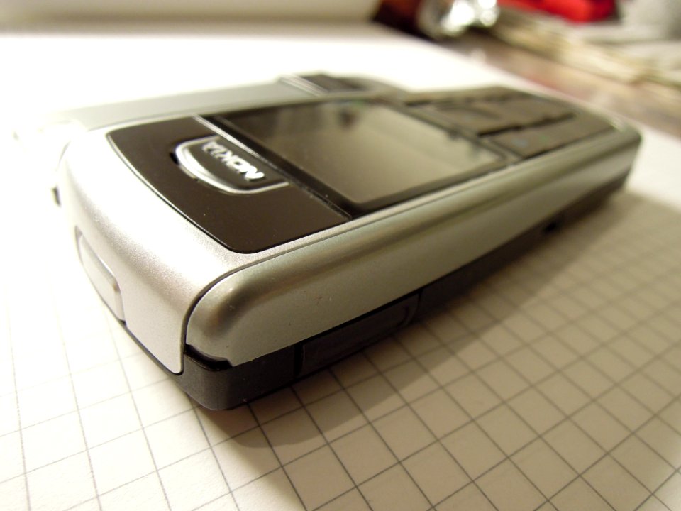 Nokia 6230 -topleft- with volume control buttons
